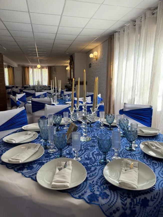 Salón montado con mantelería azul
