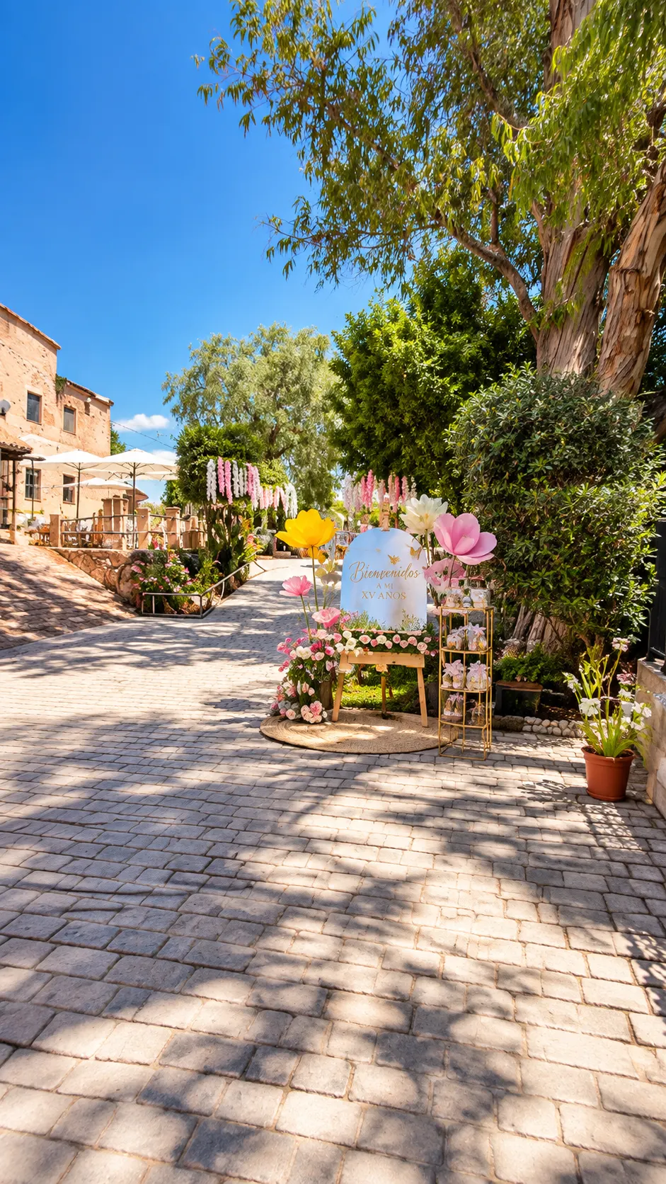 Camino empedrado del jardín hacia la zona decorada de la fiesta