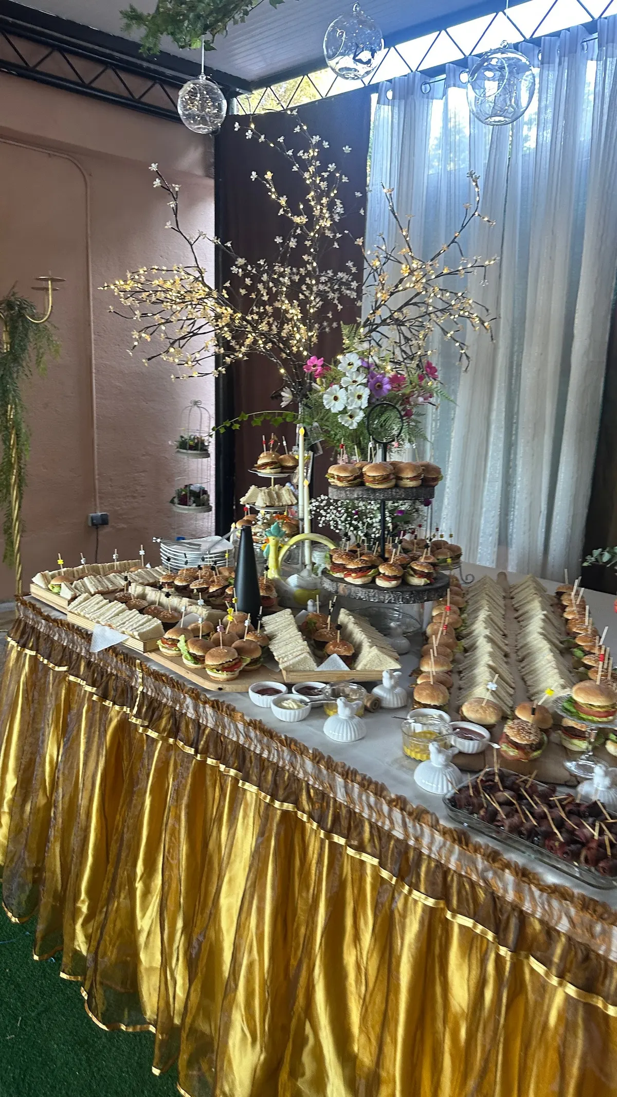 Banquete de mini hamburguesas y bocados gourmet