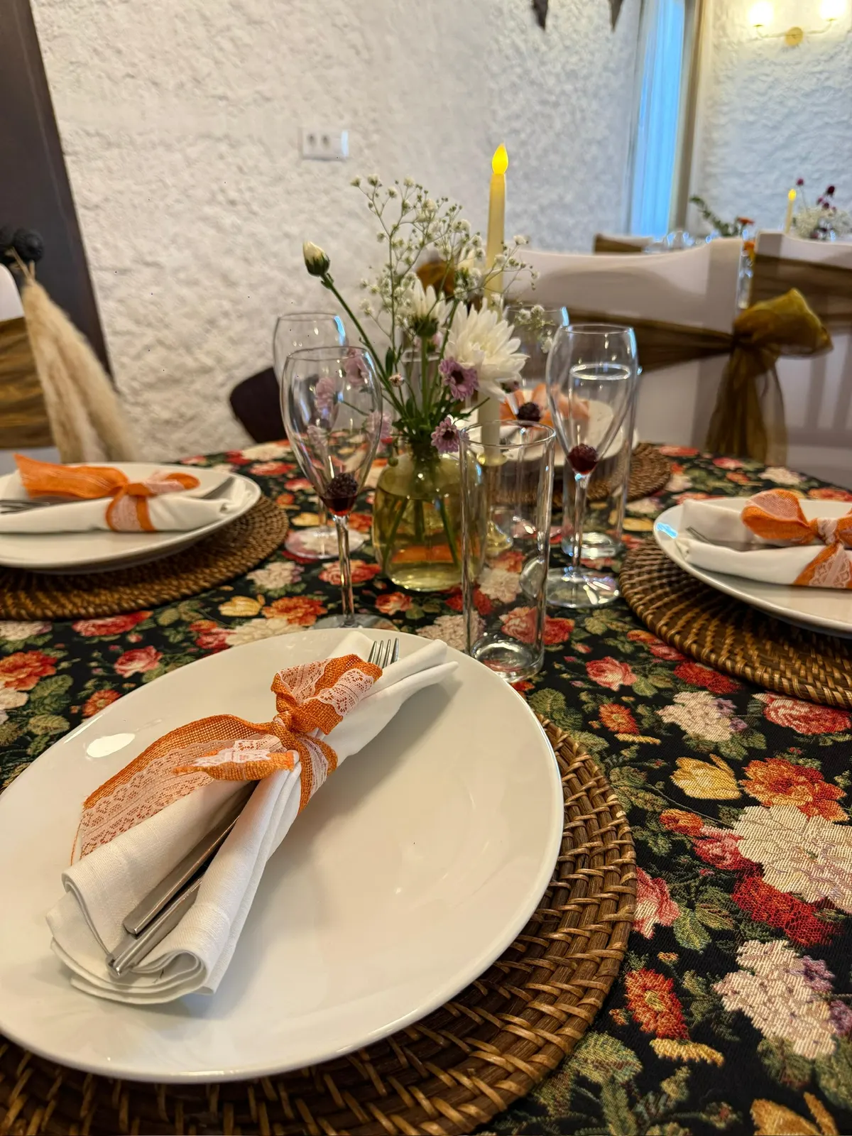 Detalle de mesa rústica y mantelería