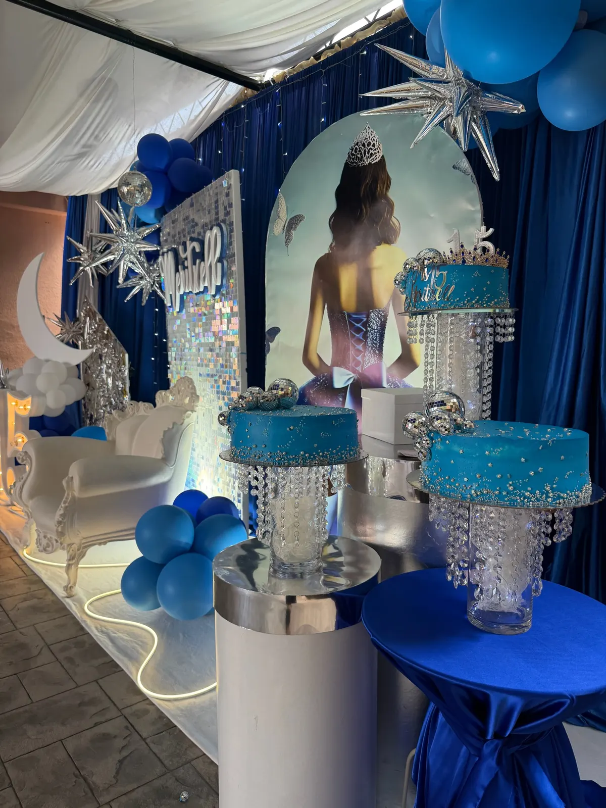 Detalle de tartas y candelabros de gala