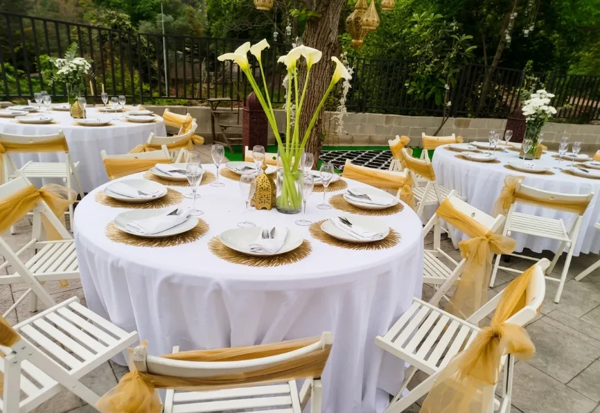 Mesas en la terraza de la masía