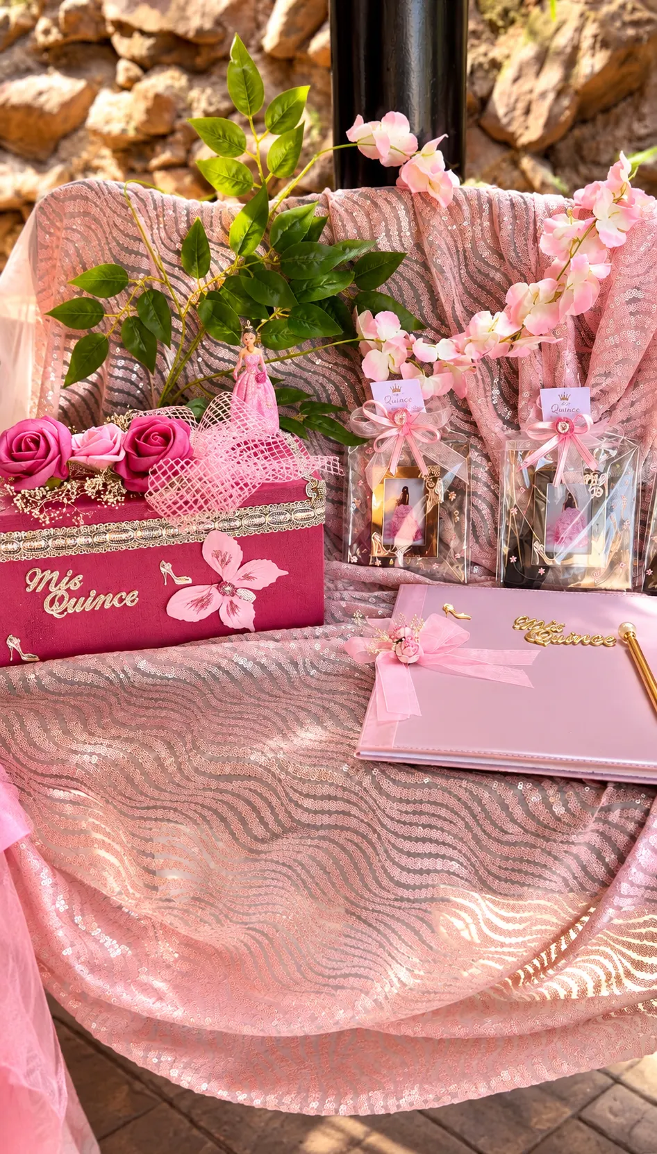 Caja de sobres y libro de firmas de la quinceañera