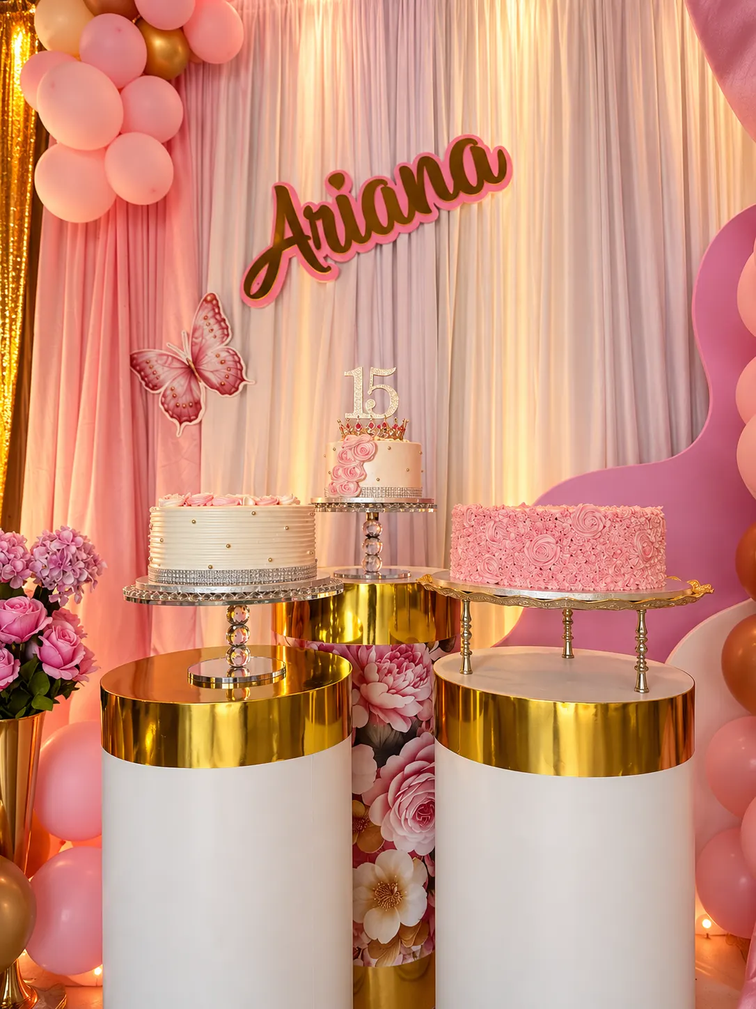 Mesa de tartas de XV años en rosa y dorado